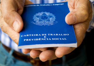 Trabalhador: entenda a compensação do seguro-desemprego e aposentadoria retroativa.