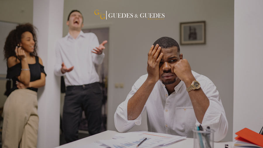 Sofrendo assédio moral no trabalho? Saiba como identificar os tipos, o que diz a lei e o que fazer para se proteger.