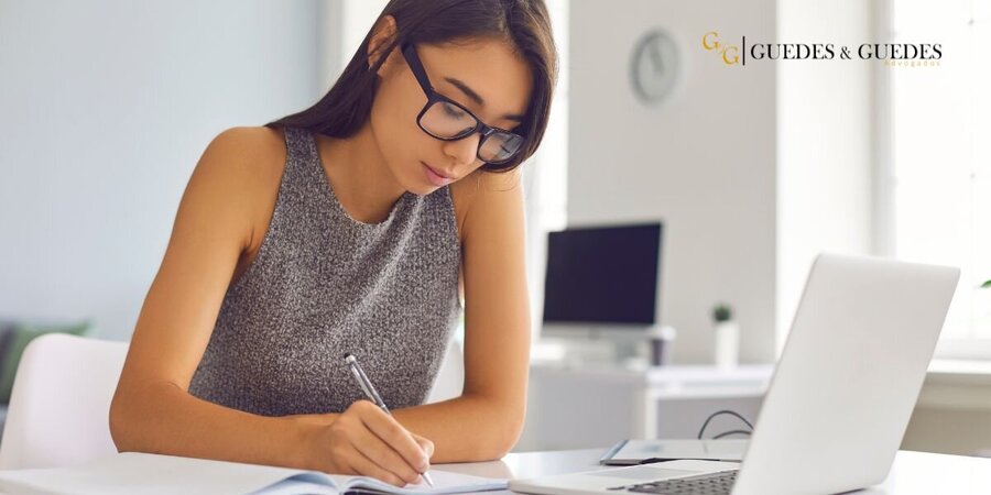 Estagiário pode fazer hora extra? Entenda o que a lei permite.