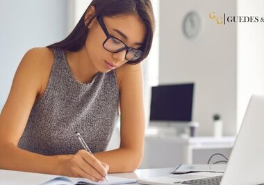 Estagiário pode fazer hora extra? Entenda o que a lei permite.